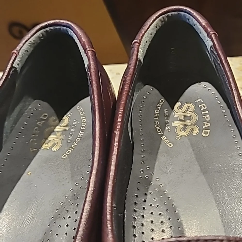 SAS women's Loafers. Sz9.5 in Excellent condition. Antique wine (#1588)